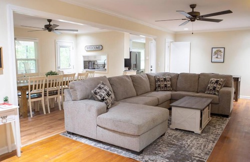 Northport House | Alabama University Events, 5 bdrm Home with Lake Access, Community Pool, Tennis, Pavilion, sleeps 14, 5 mil to Bryant-Denny Stadium