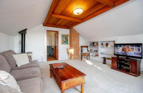 Alameda Apartment | Alameda 3BR unique Victorian Penthouse with deck and outdoor furniture, AC, 3 blocks to beach & shopping center & 2 free parking spaces