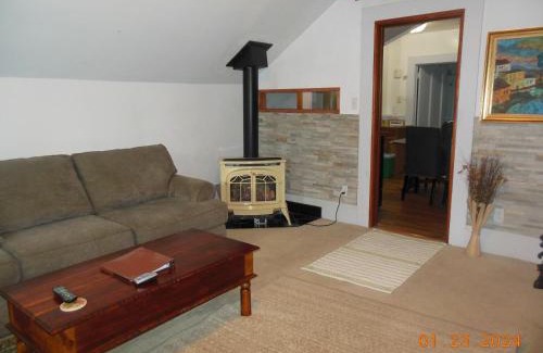 Alameda Apartment | Alameda 3BR unique Victorian Penthouse with deck and outdoor furniture, AC, 3 blocks to beach & shopping center & 2 free parking spaces
