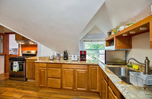 Alameda Apartment | Alameda 3BR Victorian penthouse with deck, AC, 3 blocks to beach, parking.