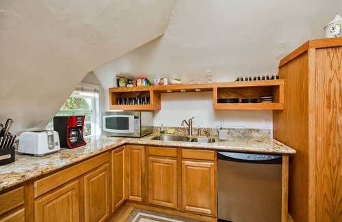 Alameda Apartment | Alameda 3BR Victorian penthouse with deck, AC, 3 blocks to beach, parking.