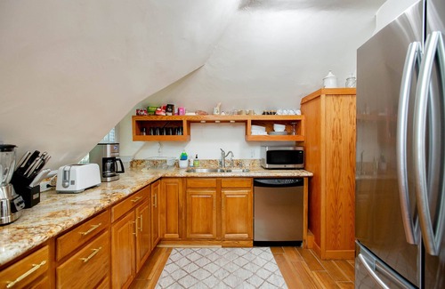 Alameda Apartment | Alameda 3BR Victorian penthouse with deck, AC, 3 blocks to beach, parking.