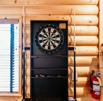 Upper Moonridge Ski Chalet | Alameda Landing- Pool Table- Hot Tub- Relaxing Log Cabin