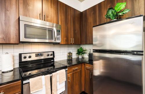 Terrell Heights Apartment | Alamo Chic King Bed Refreshing Office Desk w/Pool