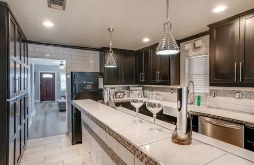 Northwest Los Angeles Heights House | Alamodome 6 mi, 5 BDRMS, Movie Rm, Pool, PS5, XBOX