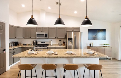 Joshua Tree House | 🌵🌟 Alana House - Pool, Hot Tub, BBQ, Fire Pit + Walk to Hikes! 🌟🌵