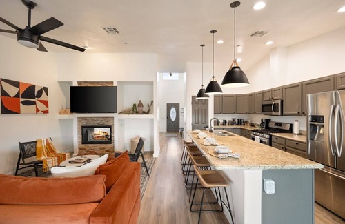 Joshua Tree House | 🌵🌟 Alana House - Pool, Hot Tub, BBQ, Fire Pit + Walk to Hikes! 🌟🌵