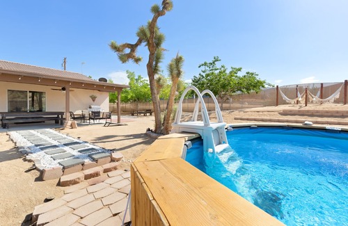 Joshua Tree House | 🌵🌟 Alana House - Pool, Hot Tub, BBQ, Fire Pit + Walk to Hikes! 🌟🌵