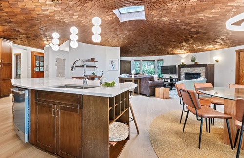 Tofino House | Alaqua on the Beach-Chesterman, Surf, Hot tub, Pet