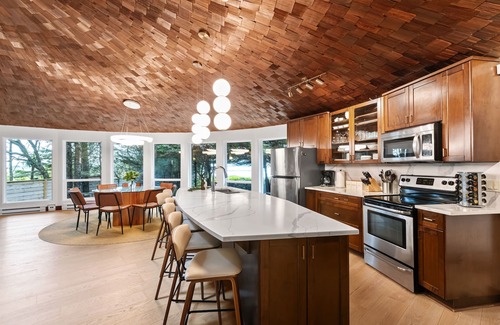 Tofino House | Alaqua on the Beach-Chesterman, Surf, Hot tub, Pet