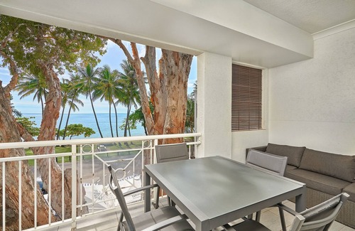 Palm Cove Apartment | Alassio Beachfront Apartment 302