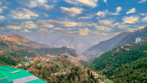 Shimla Apartment | Alaya Stays 3 BHK Apartment with Hill View - Cliff Trident