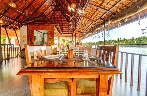 Mankombu Resort | Alaya Stays Palm Dale Heritage Backwater Retreat with Garden & Restaurant
