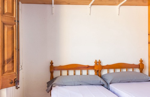 Salas de Pallars Apartment | Alberg La Solana - 13 - Double Room With Two Single Beds (2 Guests)