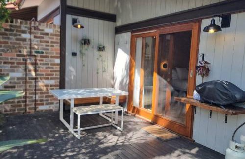 Suffolk Park Apartment | Alcorn Garden Studio - Dog friendly 2 mins walk to beach