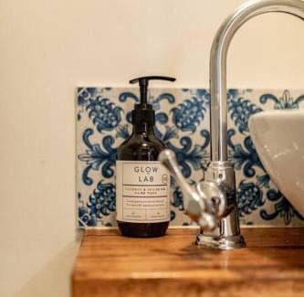 Suffolk Park Apartment | Alcorn Garden Studio - Dog friendly 2 mins walk to beach