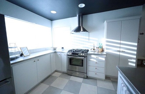 Lodi House | Alder Glen Getaway - Close to Wineries & Lodi Lake - Solar powered & EV hook-up