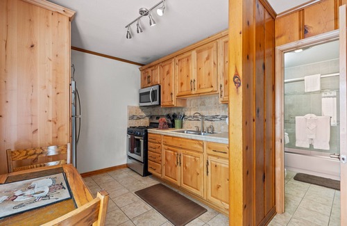 June Lake House | Alderman 2b - Two-bedroom pet-friendly bungalow.