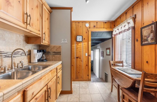 June Lake House | Alderman 2b - Two-bedroom pet-friendly bungalow.