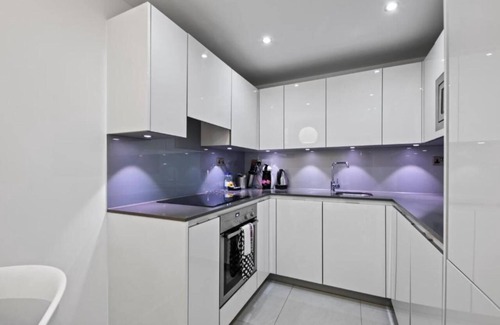 Tower Hill Apartment | Aldgate 2 Bedroom Apartment With Balcony