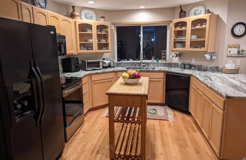 Moses Lake House | Alegria! Five Bedroom Colonial Style Home Conveniently Located! Pet Friendly!