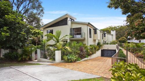 Avoca Beach House | Alemar Close To Beach, Shops and Cafes Accom Holidays