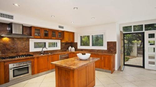 Avoca Beach House | Alemar Close To Beach, Shops and Cafes Accom Holidays