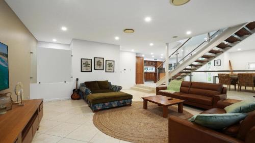 Avoca Beach House | Alemar Close To Beach, Shops and Cafes Accom Holidays