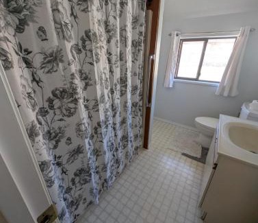 Alert Bay Apartment | Alert Bay, Spacious Executive Suite with Panoramic Ocean Views