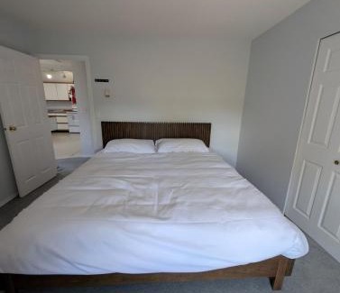 Alert Bay Apartment | Alert Bay, Spacious Executive Suite with Panoramic Ocean Views