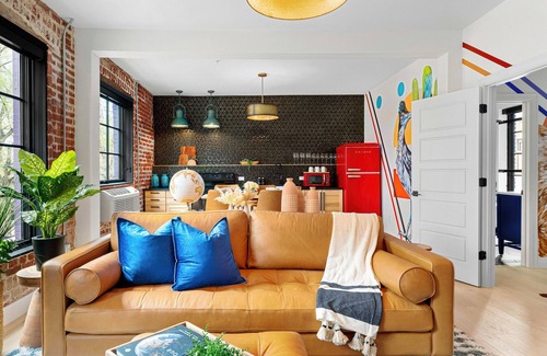 Golden Triangle Apartment | Alex Pangburn Suite 212