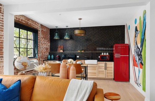 Golden Triangle Apartment | Alex Pangburn Suite 212