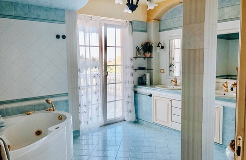 Collecorvino Bed & Breakfast | Alexander's Home | Sunny and luxurious B&B in Collecorvino