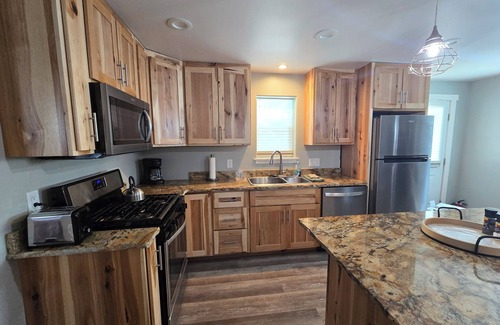 Cody House | Alger Hideaway- steps from historic downtown Cody