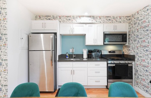 Santa Ana Apartment | Alice in Wonderland ☞ Self Check-In ☞ W/D ☞Free Parking☞2 Story ☞ Near Disney ☞