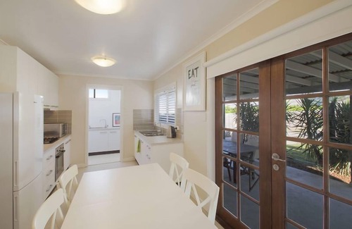 Cessnock Cottage | Alice's Cottage - Cessnock, Hunter Valley, Central location