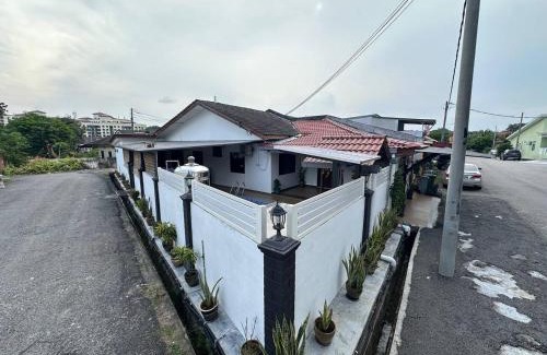 Bukit Baru House | AliyaRoseMuslim Homestay