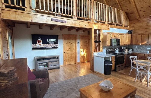 Gatlinburg - Pigeon Forge Cabin | ALL About the View-2/2 Sky Harbor-Private CABIN w/balcony, hot tub-Updated!