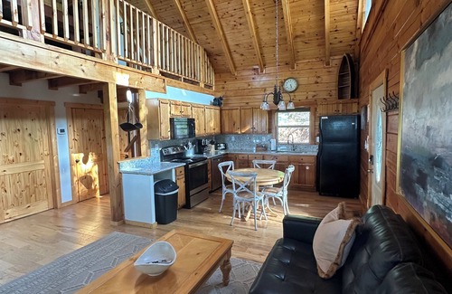 Gatlinburg - Pigeon Forge Cabin | ALL About the View-2/2 Sky Harbor-Private CABIN w/balcony, hot tub-Updated!