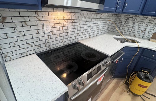 North Philadelphia Apartment | All amenities from washer dryer to central air. Bus takes minutes to center city