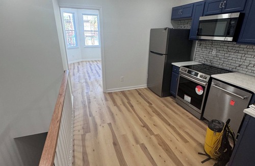 North Philadelphia Apartment | All amenities from washer dryer to central air. Bus takes minutes to center city