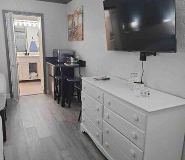 Whitfield Apartment | ALL BRAND-NEW Waterfront-Pool, Tiki Bar, Gym