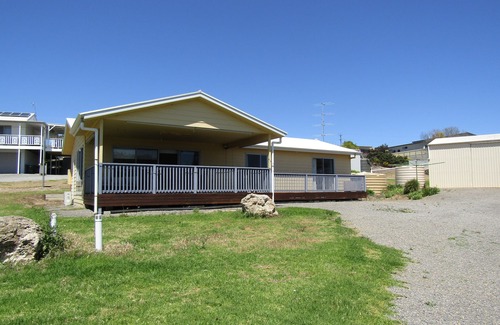 Para Wurlie House | All Decked Out in Turton, 3 bedroom holiday home short walk to beach!