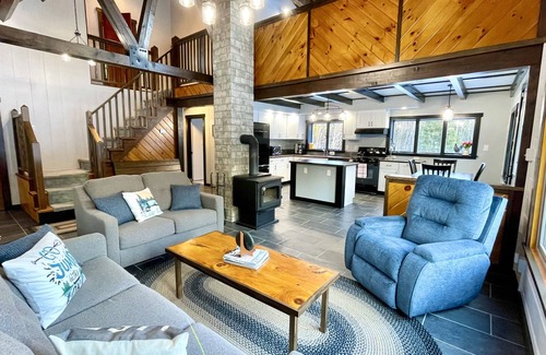 Kents Hill Cabin | ALL NEW! Secluded Maine 14-Acre Lakefront Log Cabin >A/C, Kayaks, Wildlife, FUN
