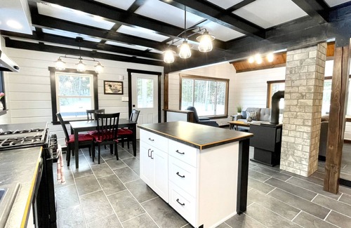 Kents Hill Cabin | ALL NEW! Secluded Maine 14-Acre Lakefront Log Cabin >A/C, Kayaks, Wildlife, FUN