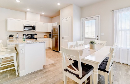 Live Oak Condo | All-new townhome with fenced yard, AC & W/D - dog-friendly - great location