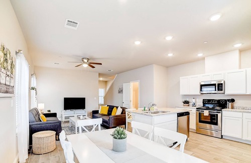Live Oak Condo | All-new townhome with fenced yard, AC & W/D - dog-friendly - great location