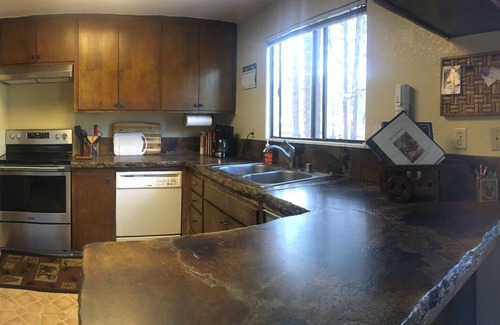 Wrightwood Cabin | All Pine Inn - Large 4bd/2ba - just steps to the village