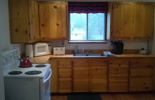 Bancroft Cottage | All-season Lakeview Cottage with Stone Fireplace
