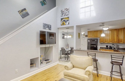 Tallahassee House | All-Suite Townhome with Smart TVs, WiFi, Printer, Full Kitchen - Fenced Yard